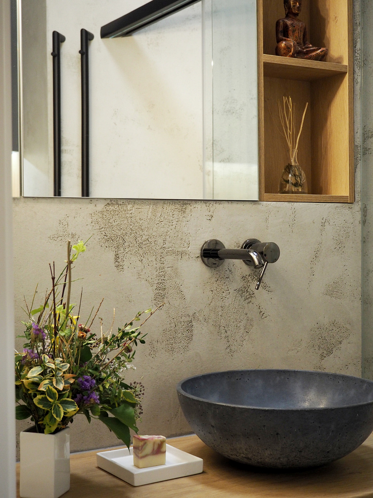 moderní koupelna, epoxidová stěrka, šedé umyvadlo