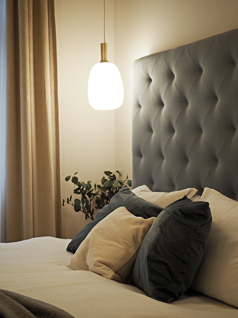 moderní ložnice do modré barvy, postel s vysokým čelem
