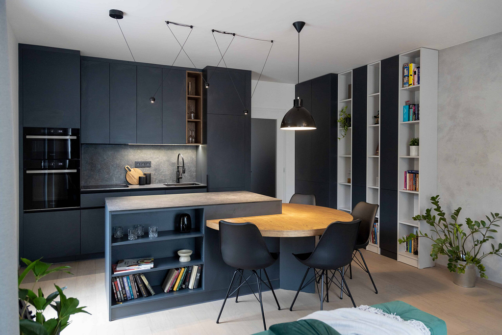 pánský byt s černou kuchyní, obývací pokoj s černou kuchyní s betonovou stěrkou, zelená pohovka, Ing. arch. Ivana Volková, Architektiv,