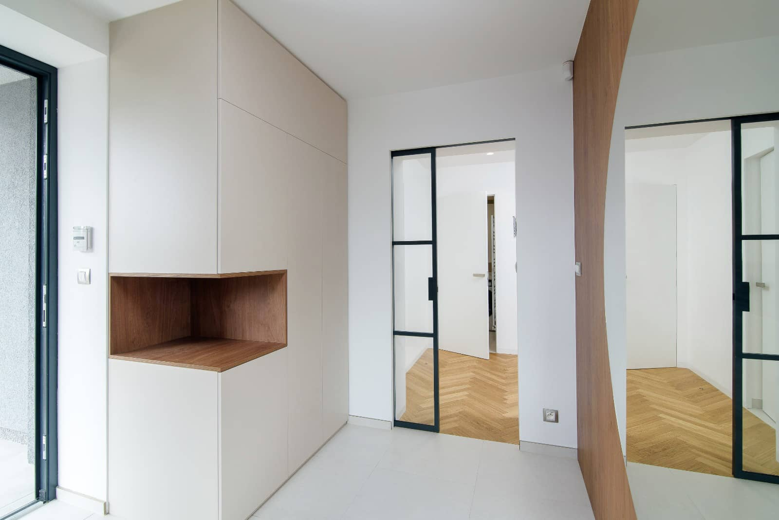 vstupní chodba, kulaté zrcadlo, prosklené posuvné dveře do pouzdra Dorsis, , Ing. arch. Ivana Volková, Architektiv