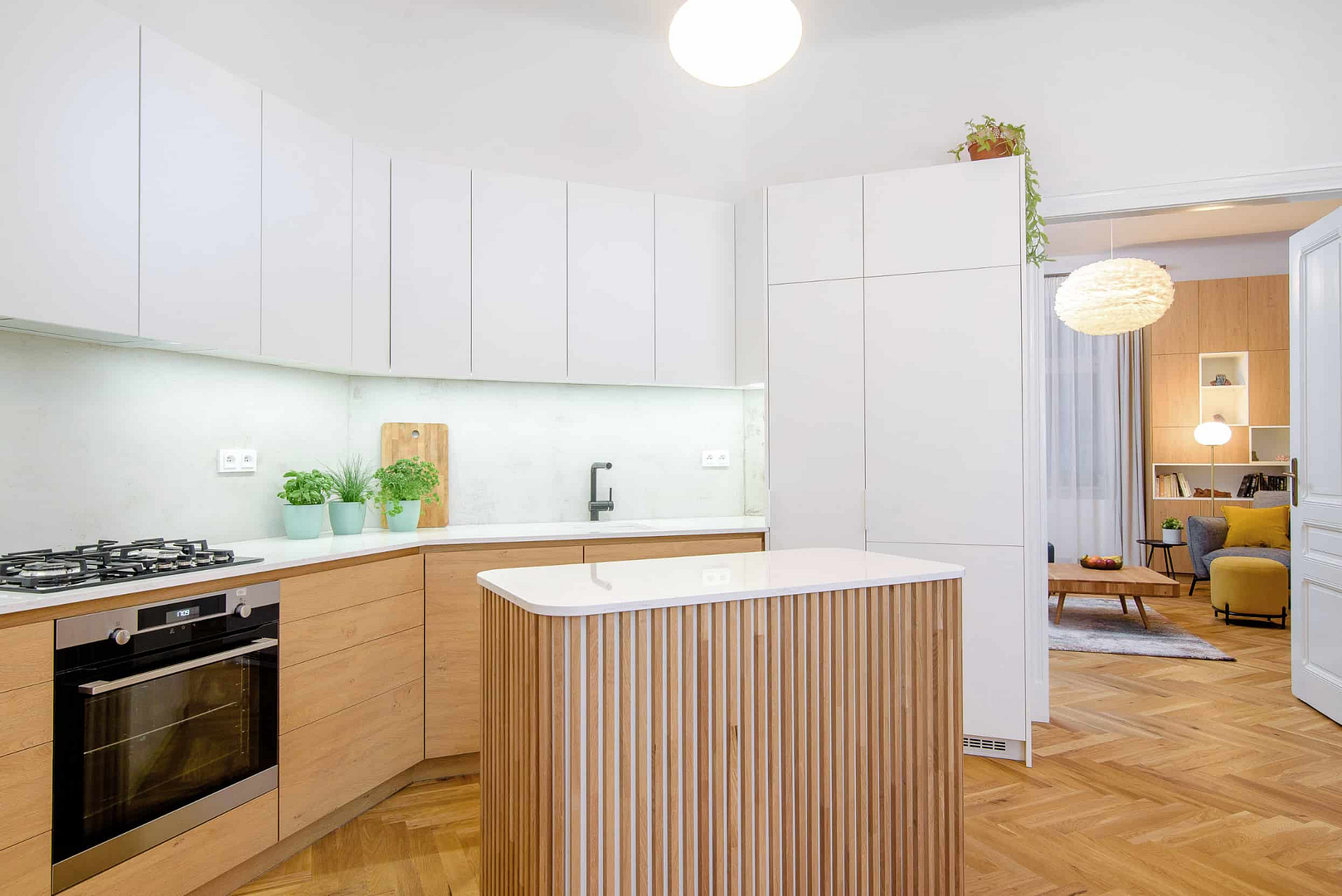 bílá kuchyň s dřevěnými prvky, Ing. arch. Ivana Volková, Architektiv