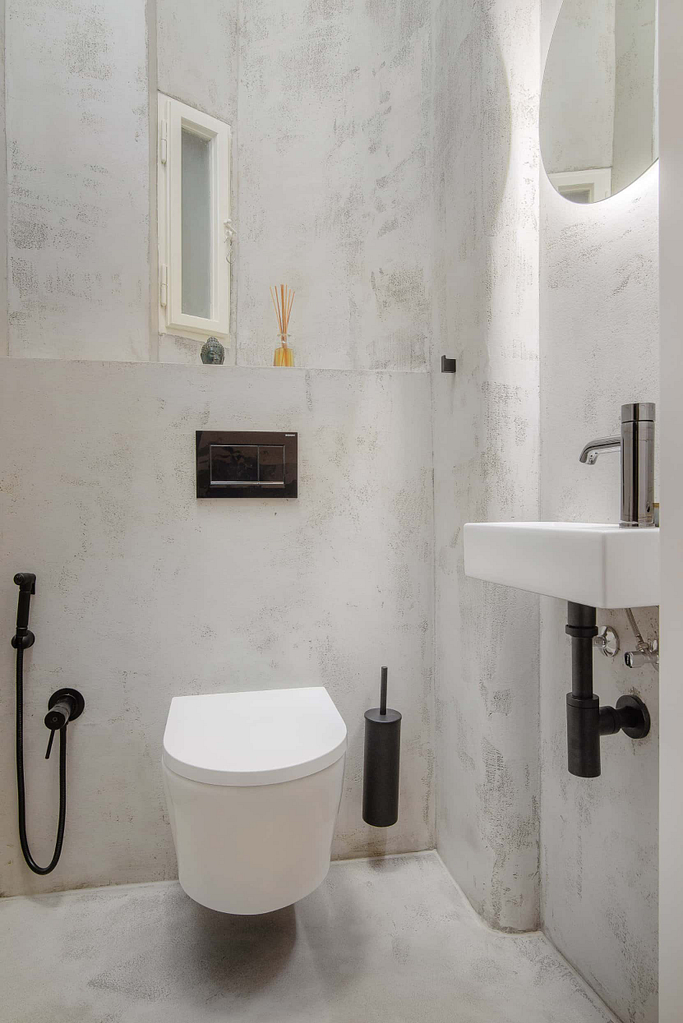 toaleta s černými doplňky, epoxidová stěrka, Ing. arch. Ivana Volková, Architektiv