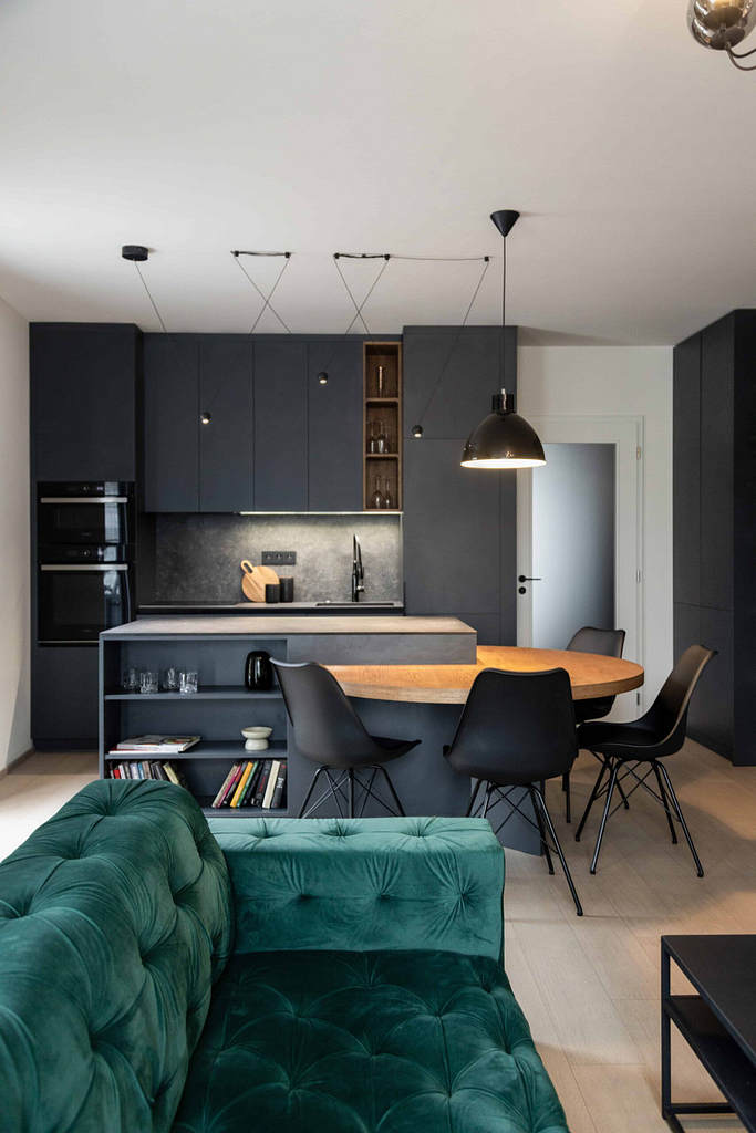 pánský byt, černá kuchyň, zelená pohovka, developerský byt, realizace interiéru