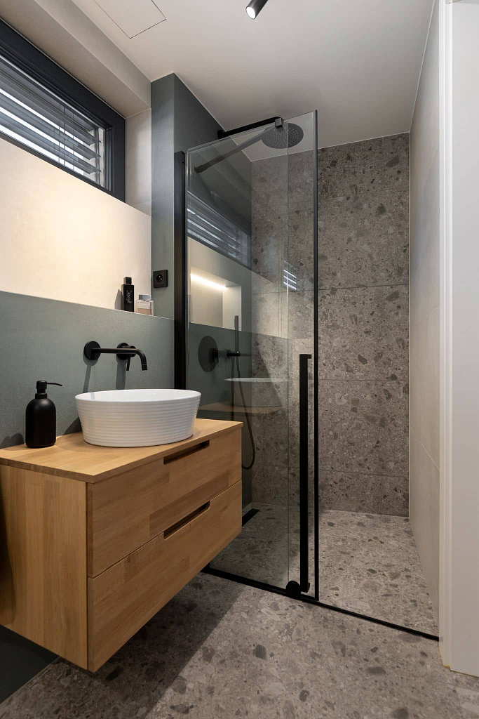 Interiér rodinného domu s odvážnou zelenou, Architektiv, Ivana Volková, Ivana Složilová, realizace interiéru Ostrava, barevný interiér rodinného domu