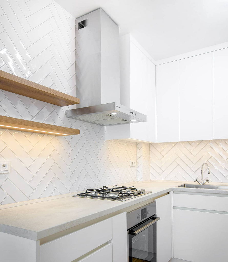 bílý moderní byt v panelovém domě