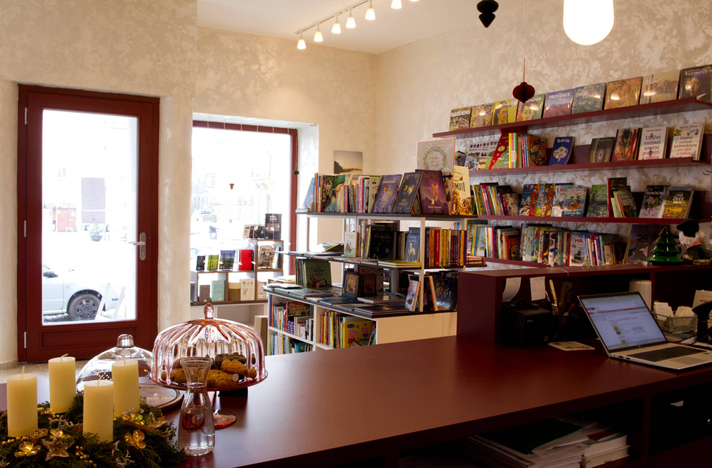 Knižkê a káva, Litovel, Návrh komerčního interiéru, Interiér s nápadem, knihkupectví, Architektiv, Ivana Volková