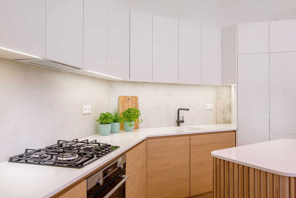 bílá kuchyň s dřevěnými prvky,Ing. arch. Ivana Volková, Architektiv