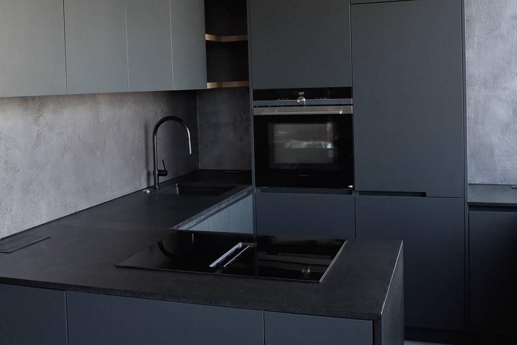 rekonstrukce interiéru bytu černá kuchyň