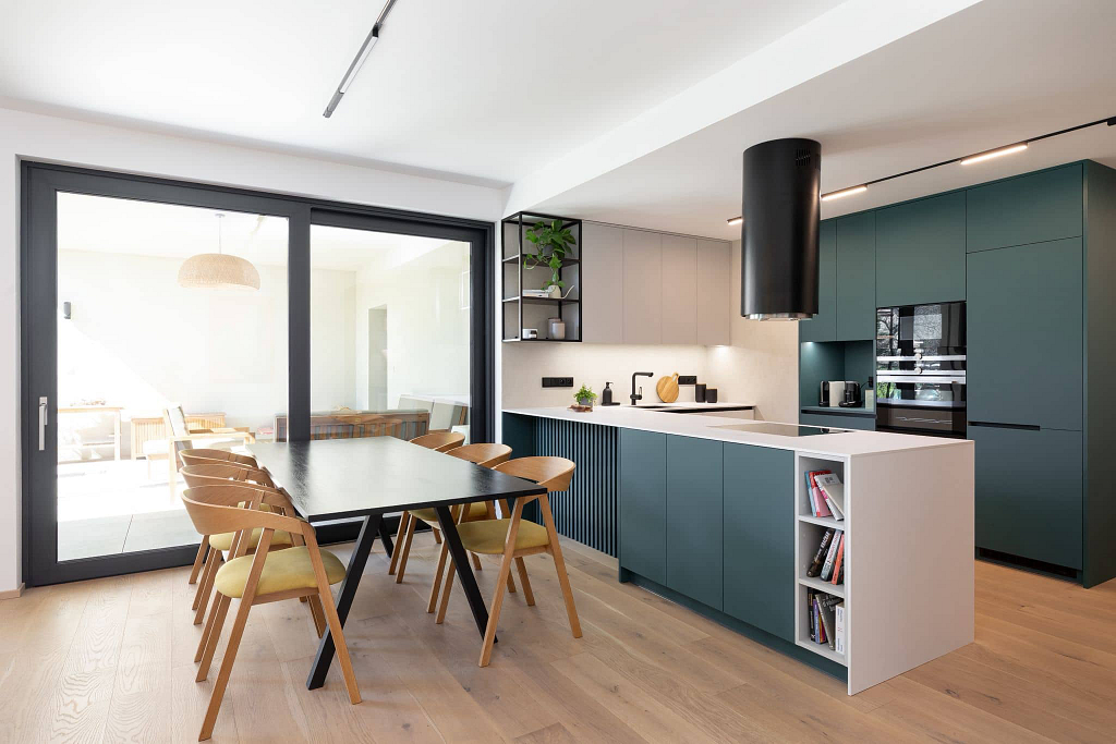 Interiér rodinného domu s odvážnou zelenou, Architektiv, Ivana Volková, Ivana Složilová, realizace interiéru Ostrava, barevný interiér rodinného domu