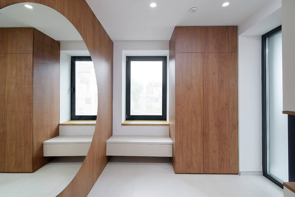 vstupní chodba, kulaté zrcadlo, prosklené posuvné dveře do pouzdra Dorsis, , Ing. arch. Ivana Volková, Architektiv