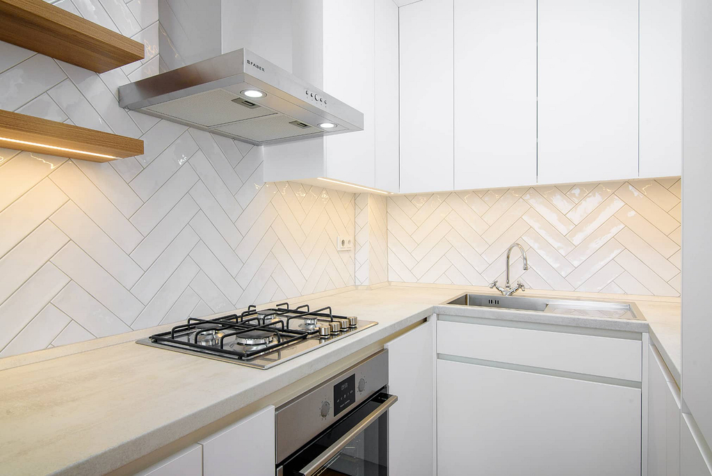 bílý moderní byt v panelovém domě, nerezové spotřebiče, bílá kuchyň