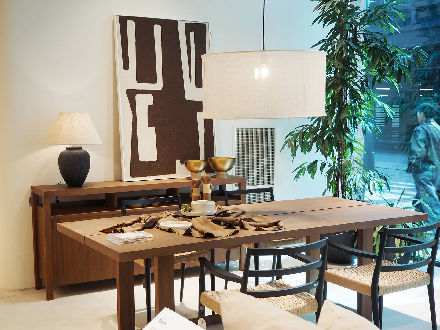 kave home favourite products, showroom Milan, dinning room, neoblíbenější produkty, nadčasový interiér