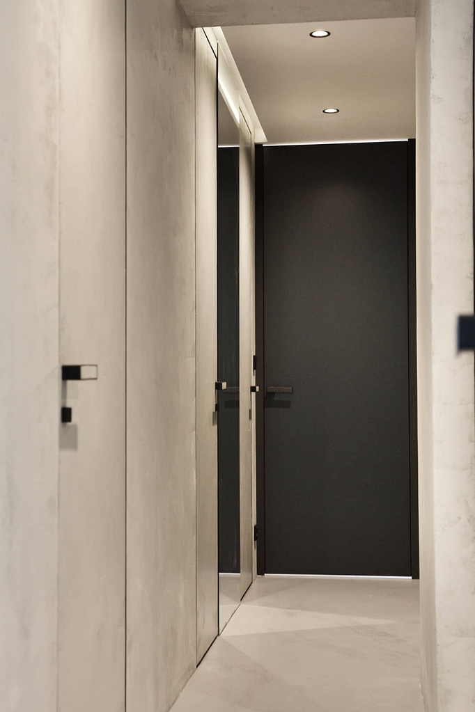 lita-podlaha-cerne-dvere-interier