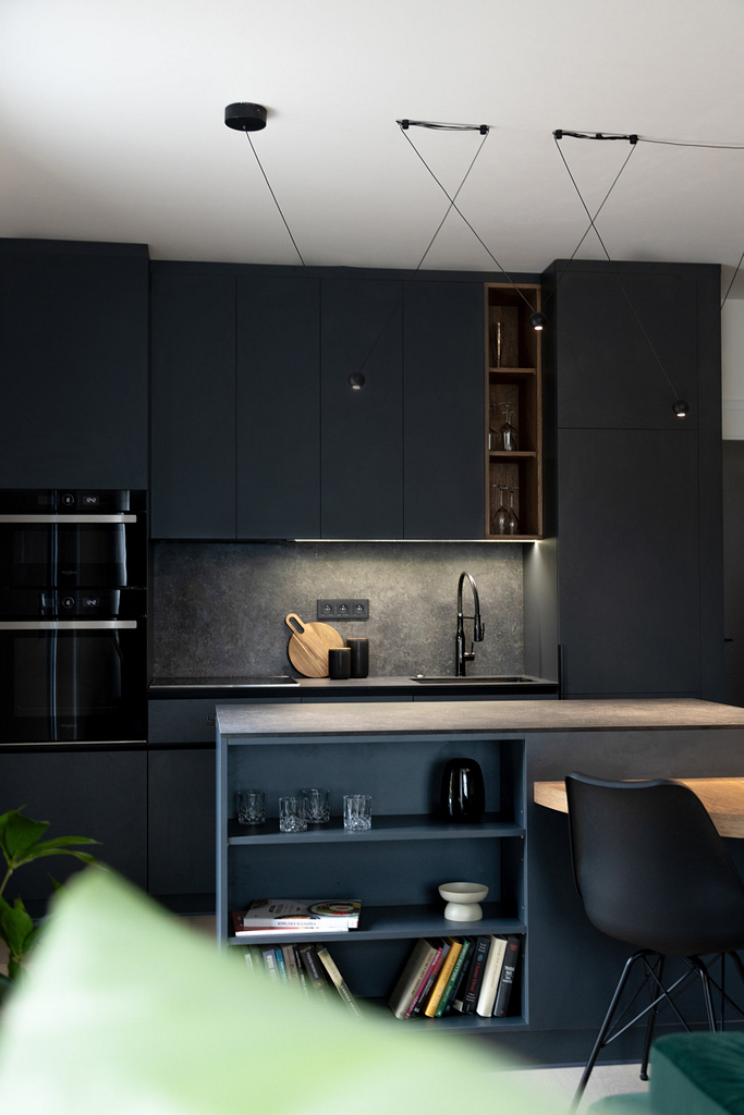 pánský byt, černá kuchyň, zelená pohovka, developerský byt, realizace interiéru