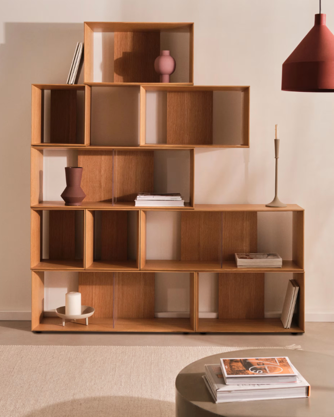 a shelf with books and candles, kave home favourite products, showroom Milan, neoblíbenější produkty, nadčasový interiér, Zdroj: kavehome.com