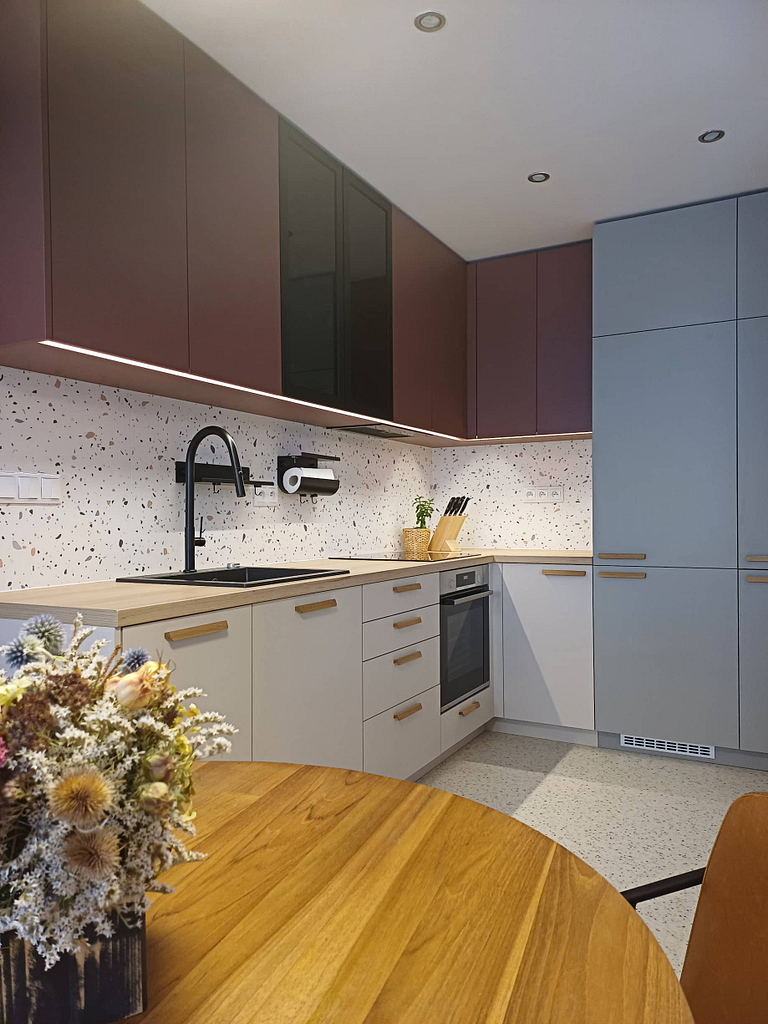 rekonstrukce paneloveho bytu, nová kuchyň, barevný interiér